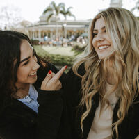 La ciencia no puede explicar por qué "haces clic" con una persona. La ciencia ficción, sí 