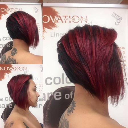 Mujer con corte de pelo estilo bob.