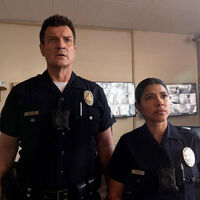 La temporada 8 de 'The Rookie' no llega hasta 2026, pero Nathan Fillion promete un arranque digno de James Bond 