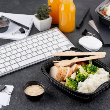 Esta fiambrera que se calienta sola se invento para los transportistas, pero es ideal para no depender de microondas en la oficina