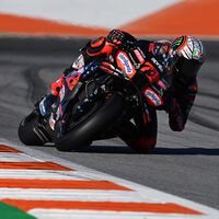 Marco Bezzecchi repite pole por la mínima, Pedro Acosta se complica y a Pecco Bagnaia se le acaba la gasolina en Valencia 