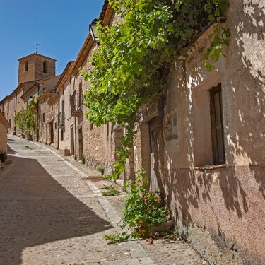 El pueblo medieval de Castilla que se quedó anclado en la Edad Media: tiene una iglesia románica que es una joya y pocos conocen
