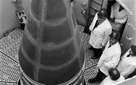 Ex-primeiro-ministro francês Pierre Mauroy, à esquerda, e ministro da Defesa Charles Hernu visitam um silo de mísseis na base militar de Albion