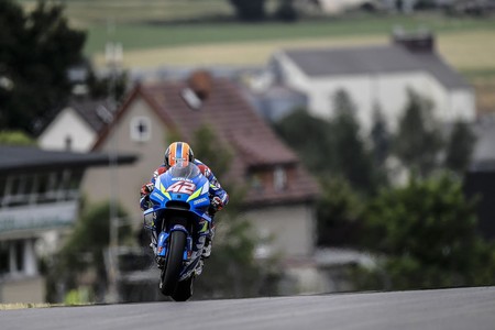 Álex Rins se volvió a caer en Sachsenring y se va de vacaciones con 45 puntos perdidos en dos carreras