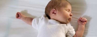 Cómo colocar al bebé en su cuna para que duerma con seguridad, según los expertos