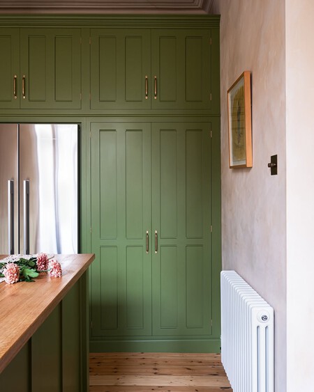 A Green Kitchen Has Always Been Cool Muddy And Muted Tends To Be Everyone S Preference But Thes 1