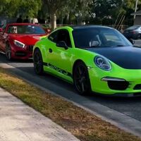 Este niño tenía un solo deseo de cumpleaños: ver de cerca un superdeportivo. Su madre lo publicó en Facebook e inesperadamente se organizó un convivio de superautos frente a su casa