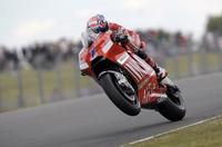 Stoner arrasa en Donington