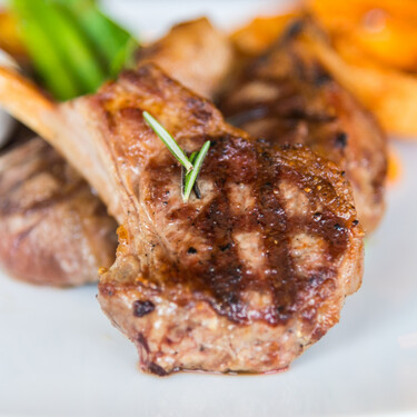 Cocinamos en barbacoa, dentro de casa y sin llenar todo de humo con esta parrilla rebajada por menos de 45 euros 