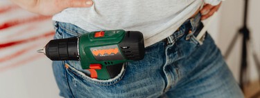 Cómo colgar cuadros (y casi cualquier cosa) sin medir: el secreto está en un trozo de cinta