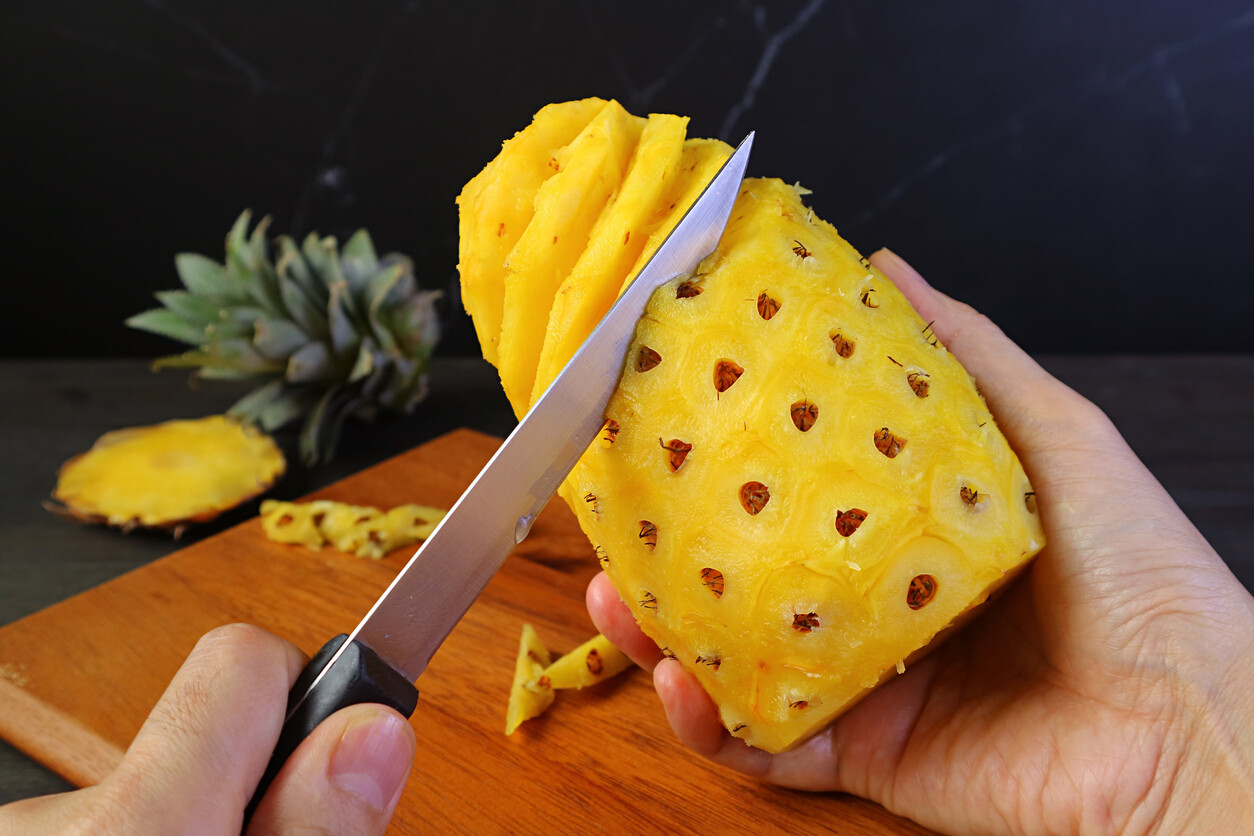 Cómo cortar y servir una piña fácilmente de varias formas diferentes ...