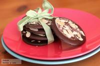 Chocolatinas caseras de chocolate blanco y chocolate con leche para hacer con niños. Receta 