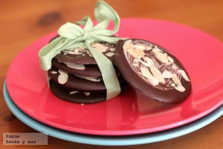 Chocolatinas caseras de chocolate blanco y chocolate con leche para hacer con niños. Receta