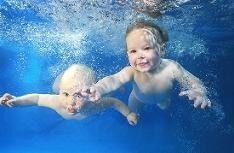 Quieren batir el récord Guinnes de bebés sumergidos en el agua