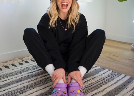 Las Crocs son las sandalias más vendidas en Amazon y aunque no lo creas, tienen rollazo (además son totalmente personalizables)