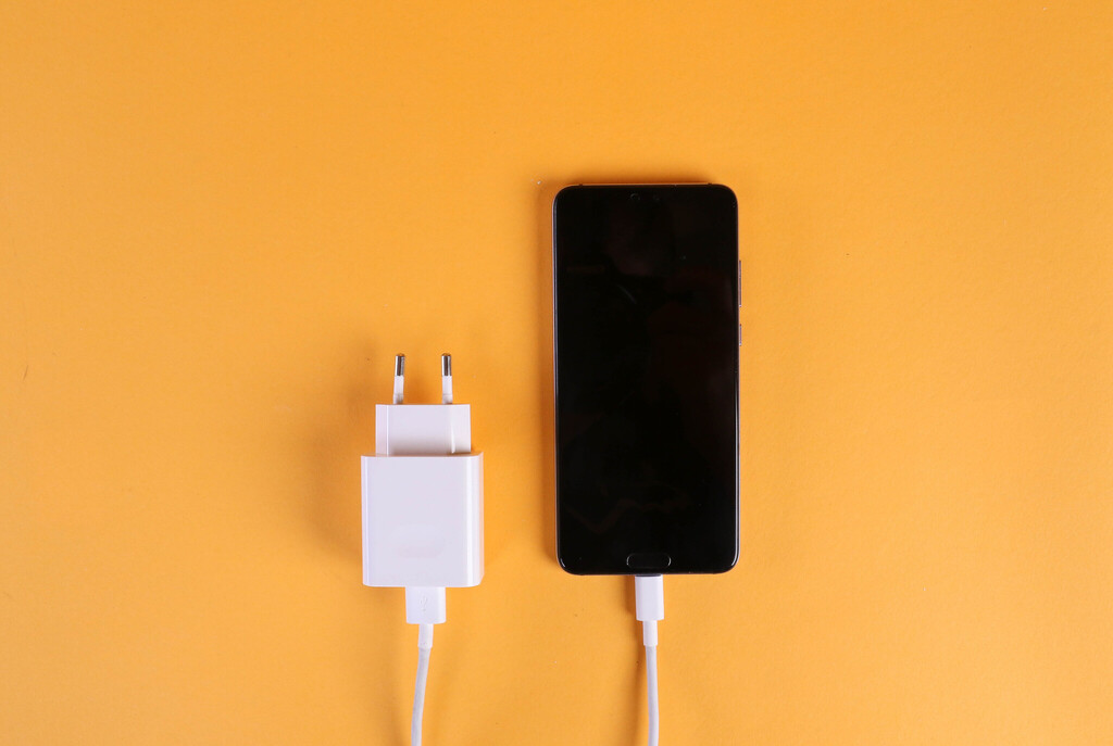 El cargador de mi teléfono se calienta demasiado: principales problemas y cómo mantener la temperatura de tu cargador a raya 