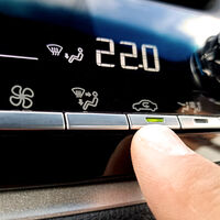 ¿Para qué sirve el botón con el icono de la silueta de un coche y una flecha en el interior y cuando debería usarlo?