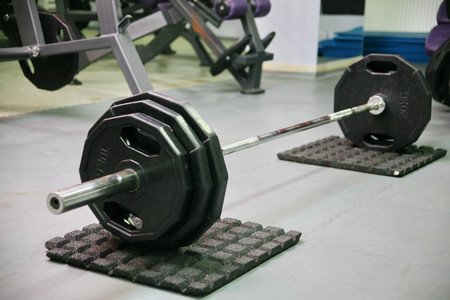Entrena todo tu cuerpo en el gimnasio utilizando sólo una barra