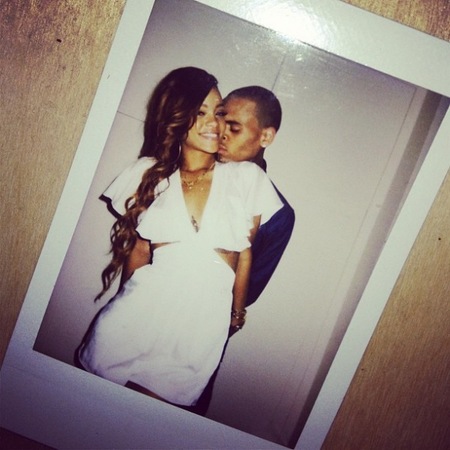 Rihanna celebra su cumpleaños sacándose más fotos que una hipster a sus pies