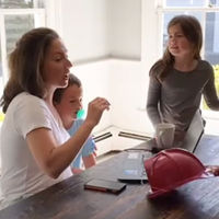 27 interrupciones en 11 minutos: así es el intento de teletrabajo de una madre, situación con la que muchos nos identificamos