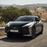 El buque insignia eléctrico de Lexus gana autonomía para plantar cara a China. Y estrena un volante que parece sacado de ‘El coche fantástico’