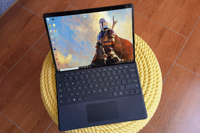 Surface Pro X, la hemos probado Windows en ARM cumple, pero Microsoft