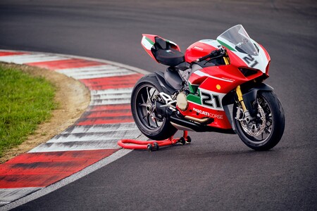 Panigalev2 Bayliss 1stchampionship20thanniversary 33 Uc308331 High