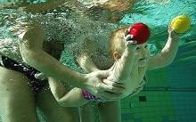 Los niños que abusan de los baños en piscinas tienen más riesgo de padecer asma y alergias