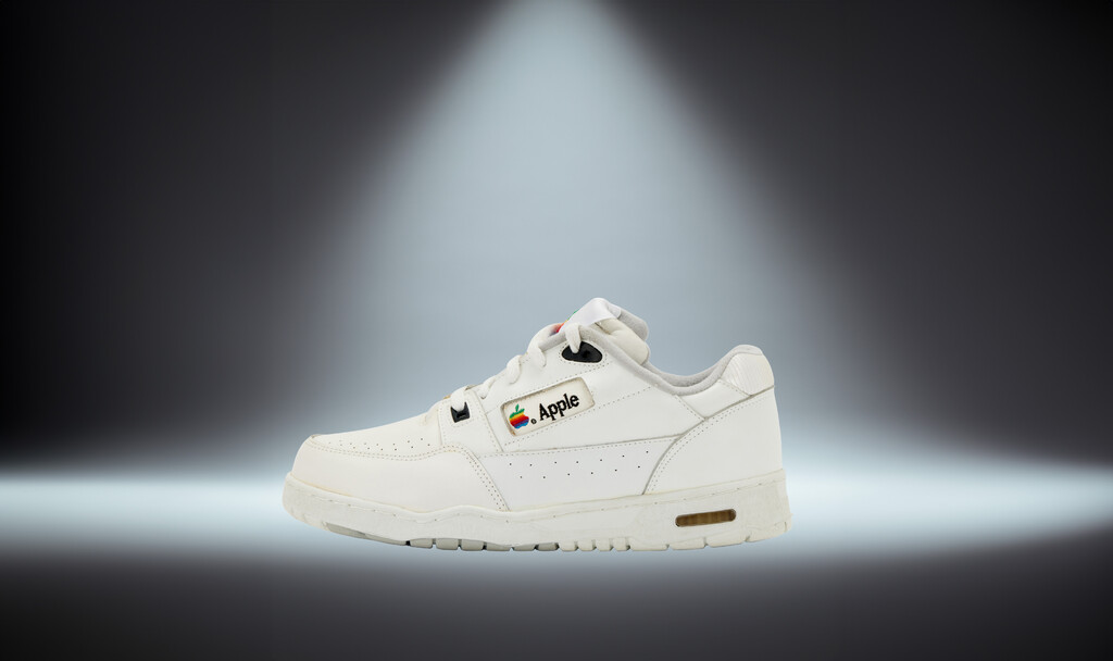 Apple diseñó unas exclusivas zapatillas y puedes hacerte con un par completamente nuevas… si te sobran 50.000 euros Apple diseñó unas exclusivas zapatillas y puedes hacerte con un par completamente nuevas… si te sobran 50.000 euros