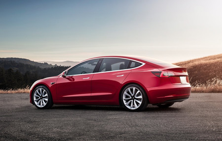 Tesla quiere evitar visitas al taller y lanza un nuevo manual de tareas básicas de mantenimiento para el Model 3
