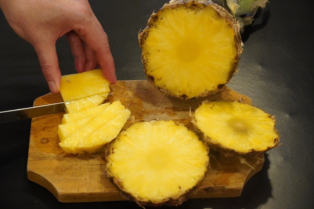 Cómo cortar y servir una piña fácilmente de varias formas diferentes ...