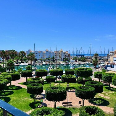 Marbella es demasiado cara y está masificada: la alternativa es este pueblo de Almería, con ambientazo y menos gente
