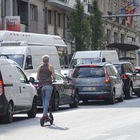 Certificado, velocidad limitada, matrícula... Todo lo que hay que cumplir para llevar un patinete eléctrico y que la DGT no te multe a partir de hoy