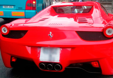 El misterioso caso del Ferrari 458 Italia que cruzó media Europa con una matrícula de papel