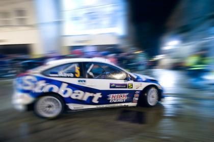 Urmo Aava da la sorpresa y lidera el Rally de Irlanda
