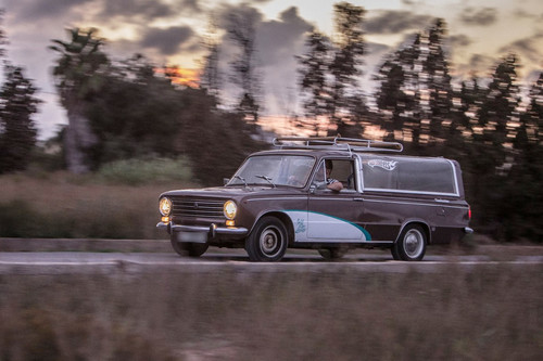 Vivir usando un coche fúnebre como vehículo particular: “Es comodísimo, me cabe cualquier cosa de Ikea”