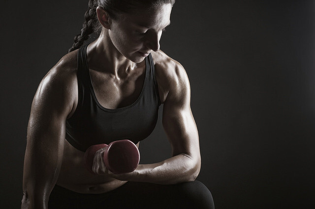 Curl Biceps Mancuerna Concentrado Mujer