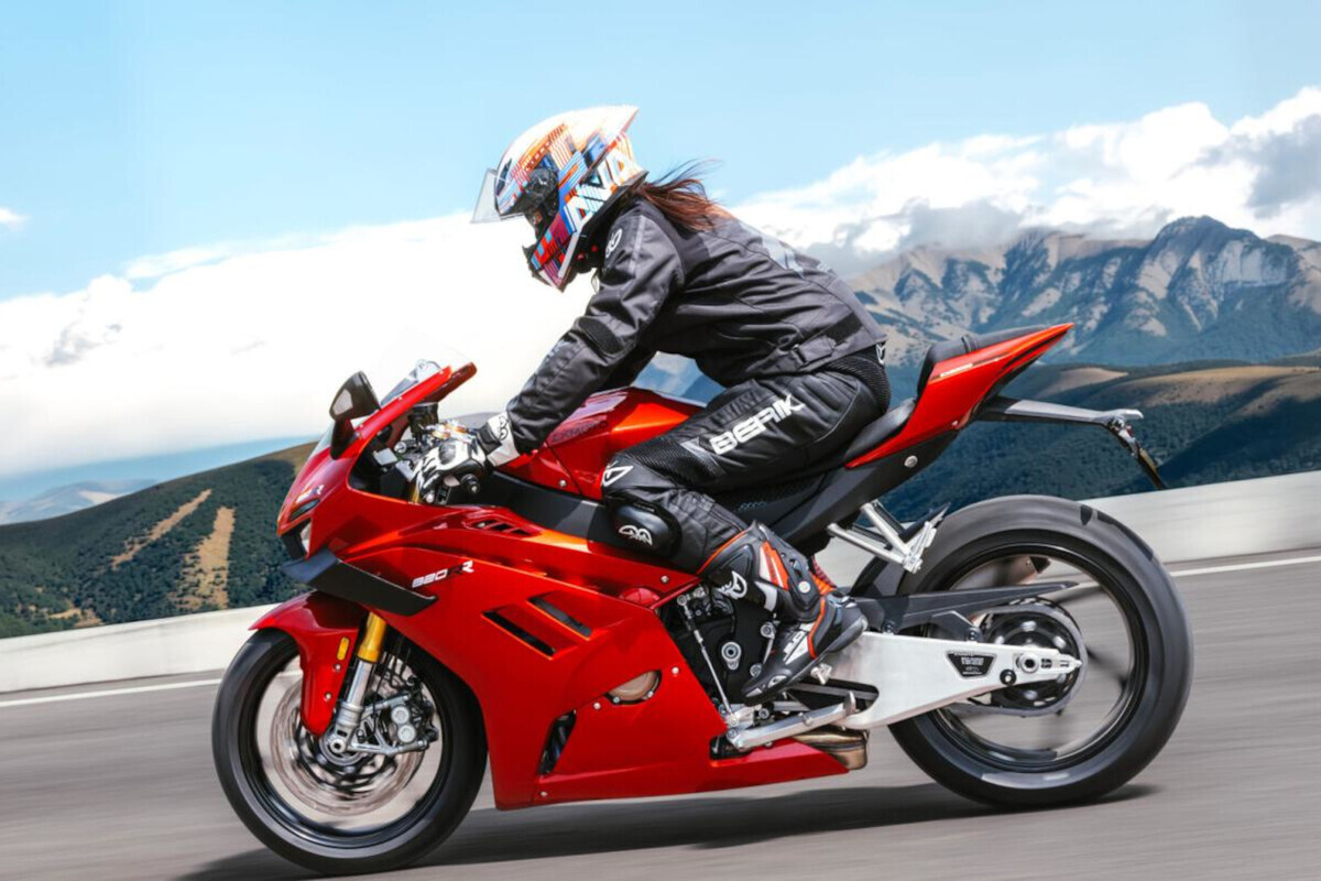 Le fondateur de ZXMoto, Zhang Xue, a annoncé que la société n'autorisera pas la vente d'un modèle de la famille 820 aux motocyclistes ayant moins d'un an d'expérience