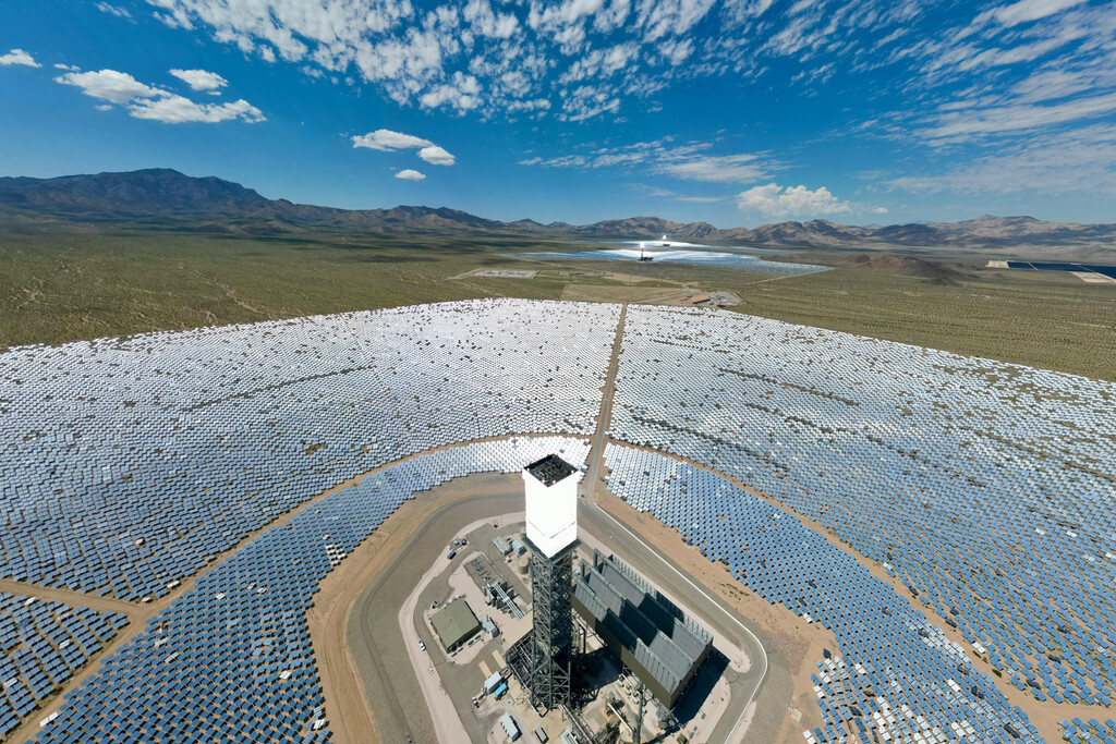 En 2014 se inauguró como la gran planta de energía solar térmica del mundo. 12 años después la quieren cerrar tras incinerar pájaros