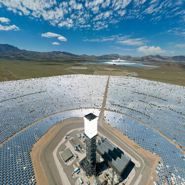 En 2014 se inauguró como la gran planta de energía solar térmica del mundo. 12 años después la quieren cerrar tras incinerar pájaros