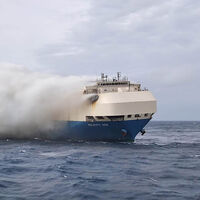En 2022 un barco cargado de coches eléctricos se hundió por culpa de un bestial incendio. Ahora Volkswagen tiene que rendir cuentas: echan la culpa a las baterías del Porsche Taycan