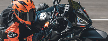 Pagas 16.699 euros por una KTM y te la llevas con todo el equipamiento... durante 1.500 km. Luego si lo quieres tienes que pagar aparte 