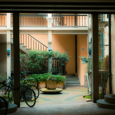 Qué se puede hacer según la Ley de Propiedad Horizontal si un vecino abre una puerta ilegal en el patio de luces para convertirlo en su terraza particular 