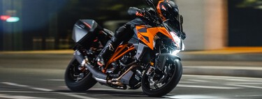 KTM 1290 Super Duke GT: la naked vestida de 175 CV se actualiza con más tecnología y menos peso