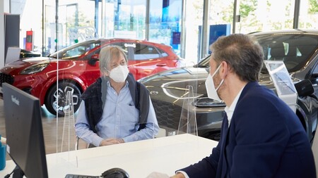 Las ventas de coches aumentan un 128% en marzo respecto a 2020, pero la industria advierte: es una "recuperación inexistente"