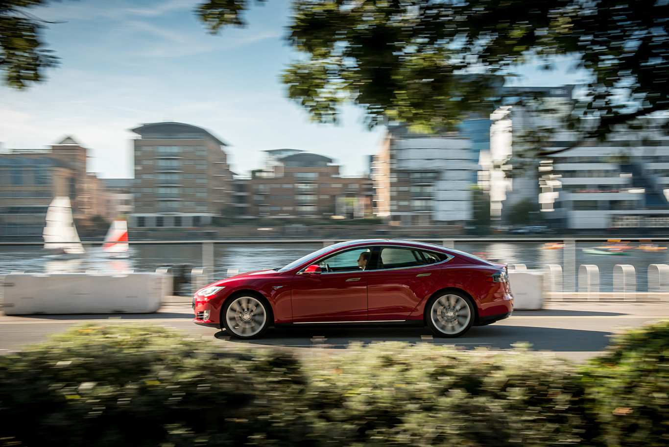 Que tu coche haga dinero mientras no lo usas, y otros planes de Tesla para el futuro