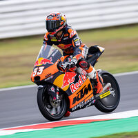 Deniz Öncü evita que Daniel Holgado repite pole e Izan Guevara amenaza el liderato de Sergio García en Moto3
