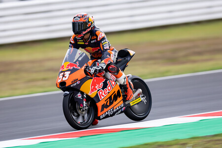 Deniz Öncü evita que Daniel Holgado repite pole e Izan Guevara amenaza el liderato de Sergio García en Moto3