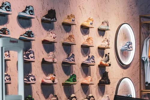 Nike a mitad de precio: El Corte Inglés comienza a vaciar su almacén de zapatillas con una liquidación en su outlet