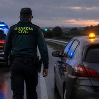 Multado con 200 euros tras el cambio de hora por llevar la baliza V16 pero no poner la luz correcta: la Guardia civil aumenta la vigilancia 